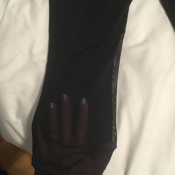 Lululemon black crops - Picture 4 of 5